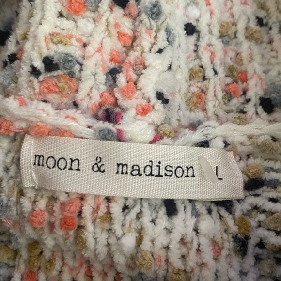 Moon and Madison Turtle Neck Knitted Sweater. Size large - Picture 3 of 4